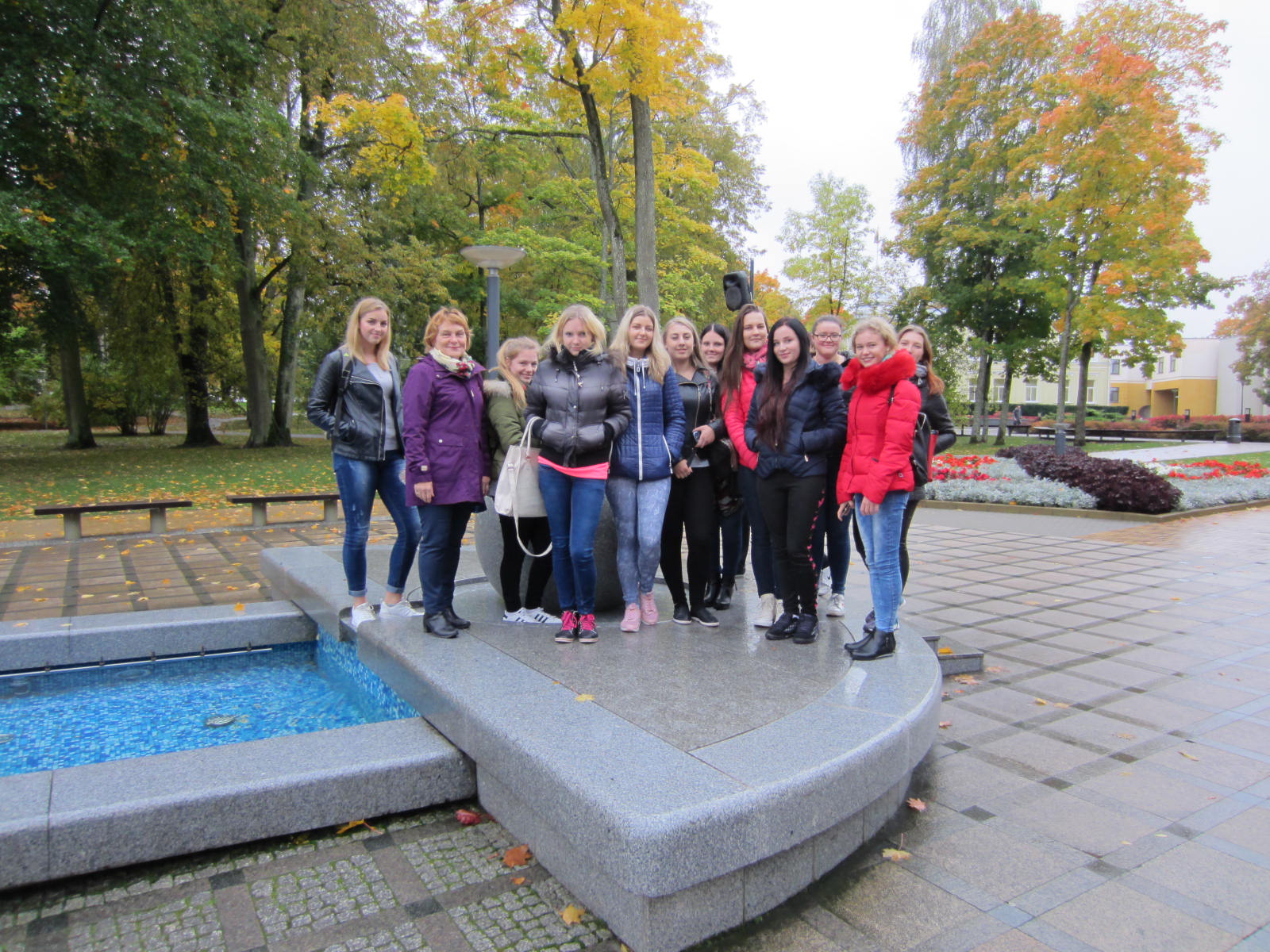 Kaja Rahu koos Leedu hotelliteeninduse ja toitlustusteeninduse eriala õpilastega