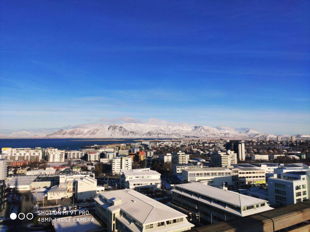 Vaade Reikjaviki linnale (taustal mäed)